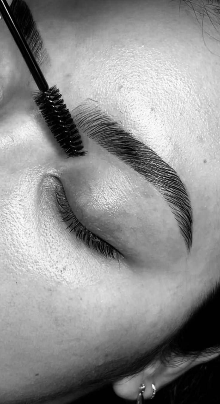 Brow lifting (Laminace obočí)